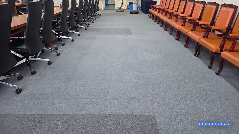 카펫 청소를 마친 회의 공간