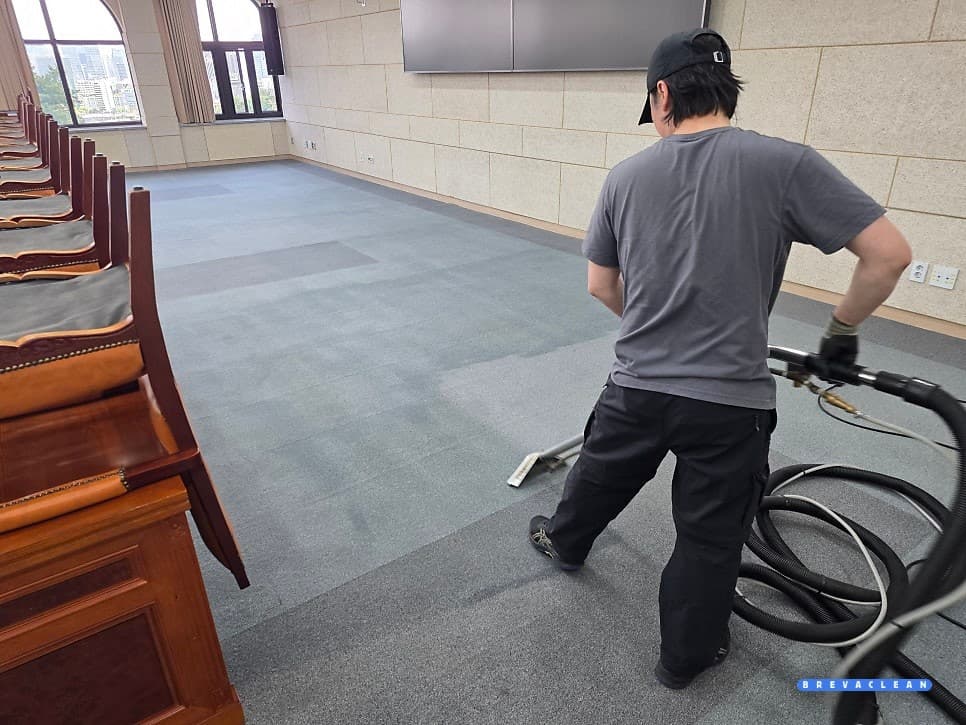 카펫 물세척 작업 장면