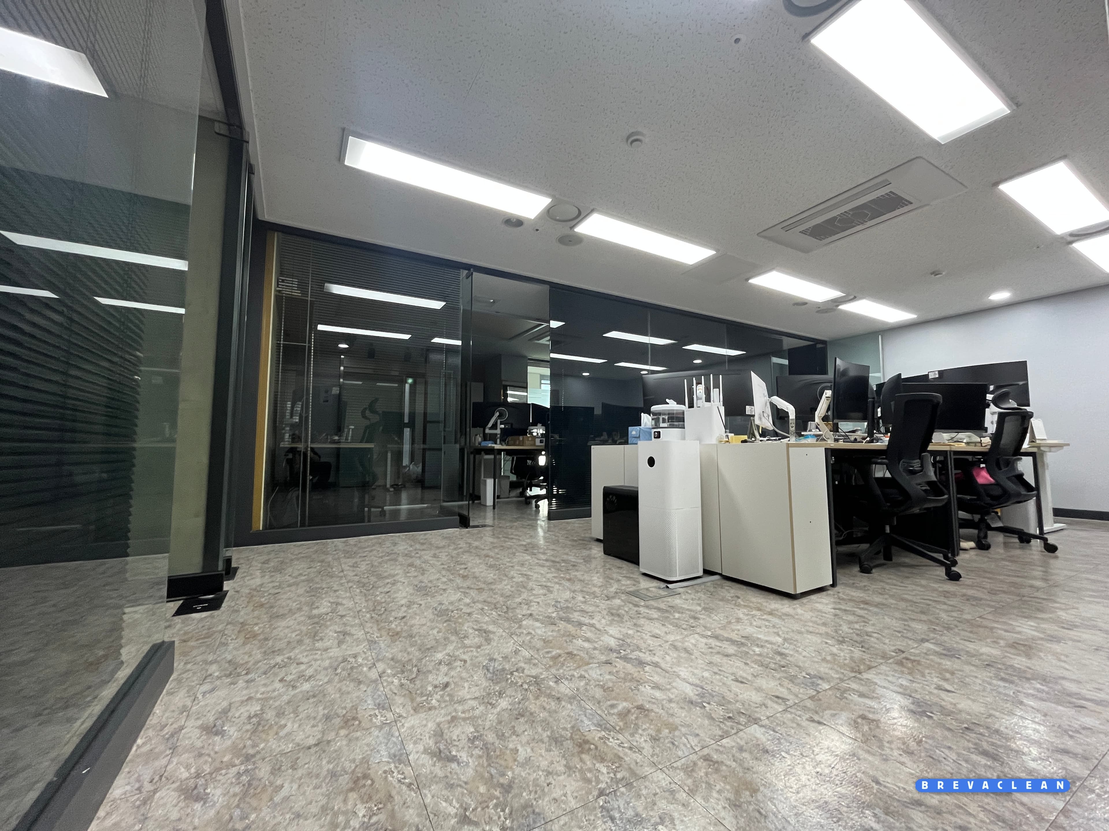 청소를 마친 사무실 전체 전경