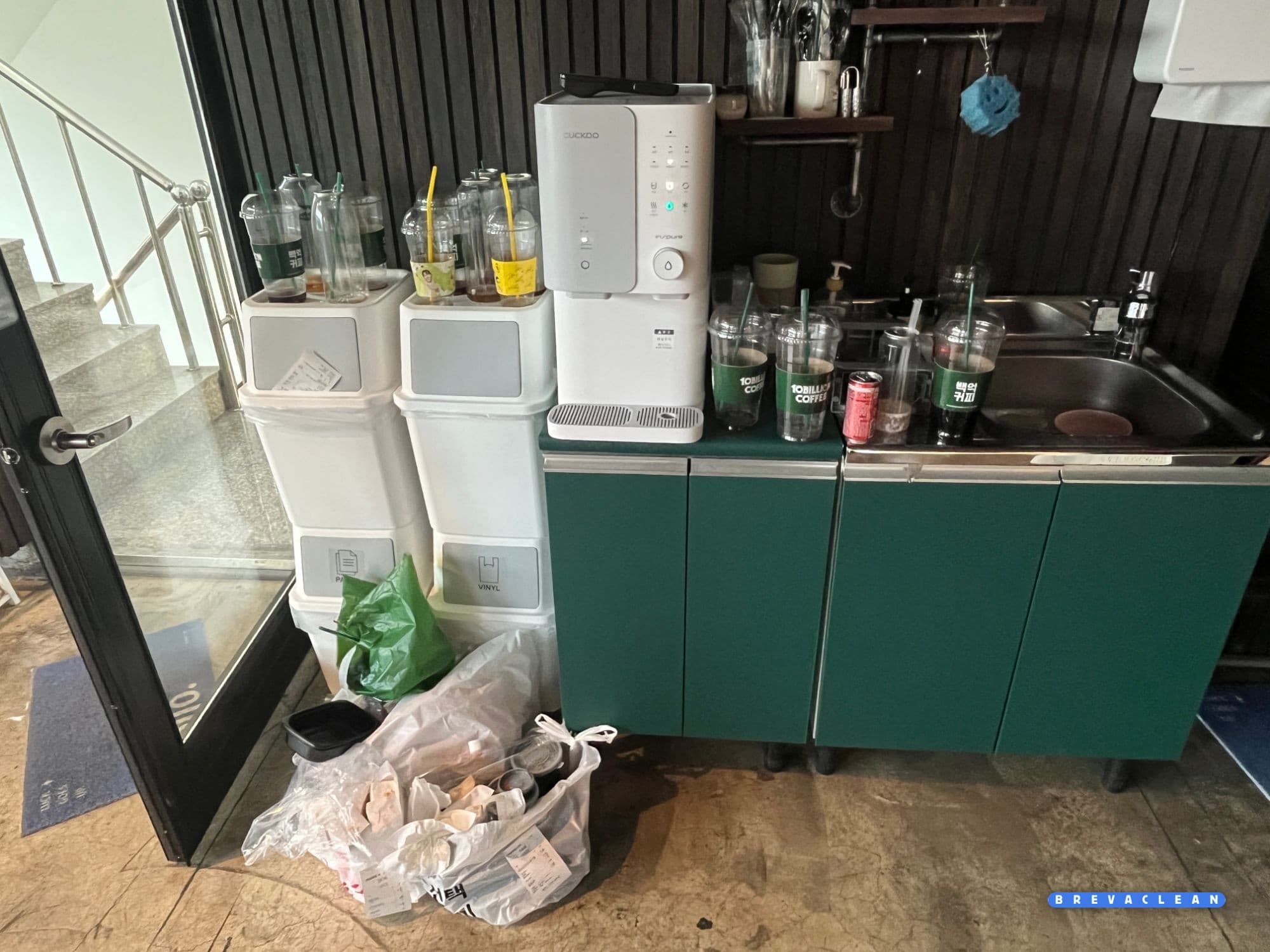 정돈된 사무실 탕비실 분리수거 공간