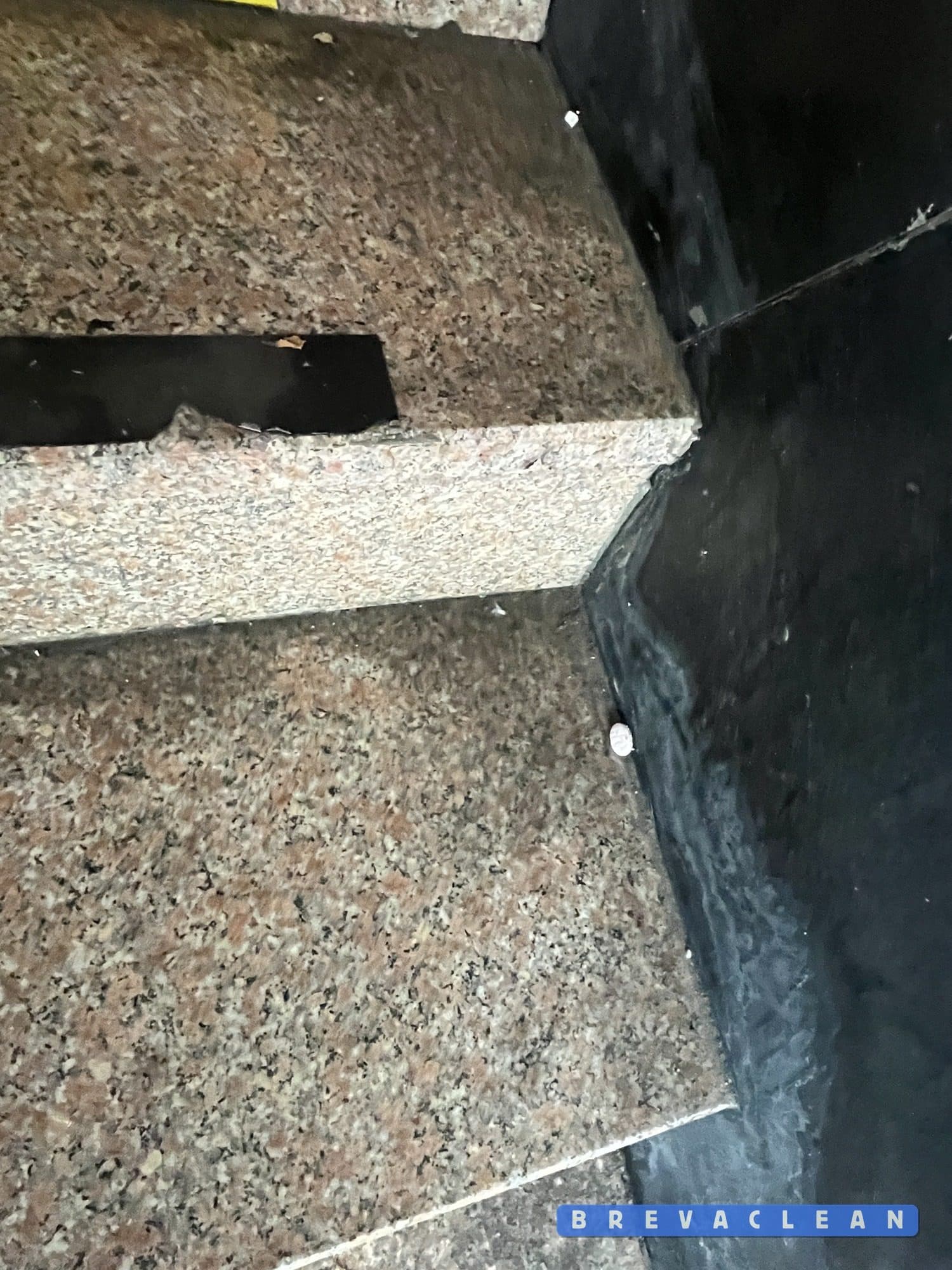 오랫동안 방치되어 가장자리에 오염이 쌓인 계단
