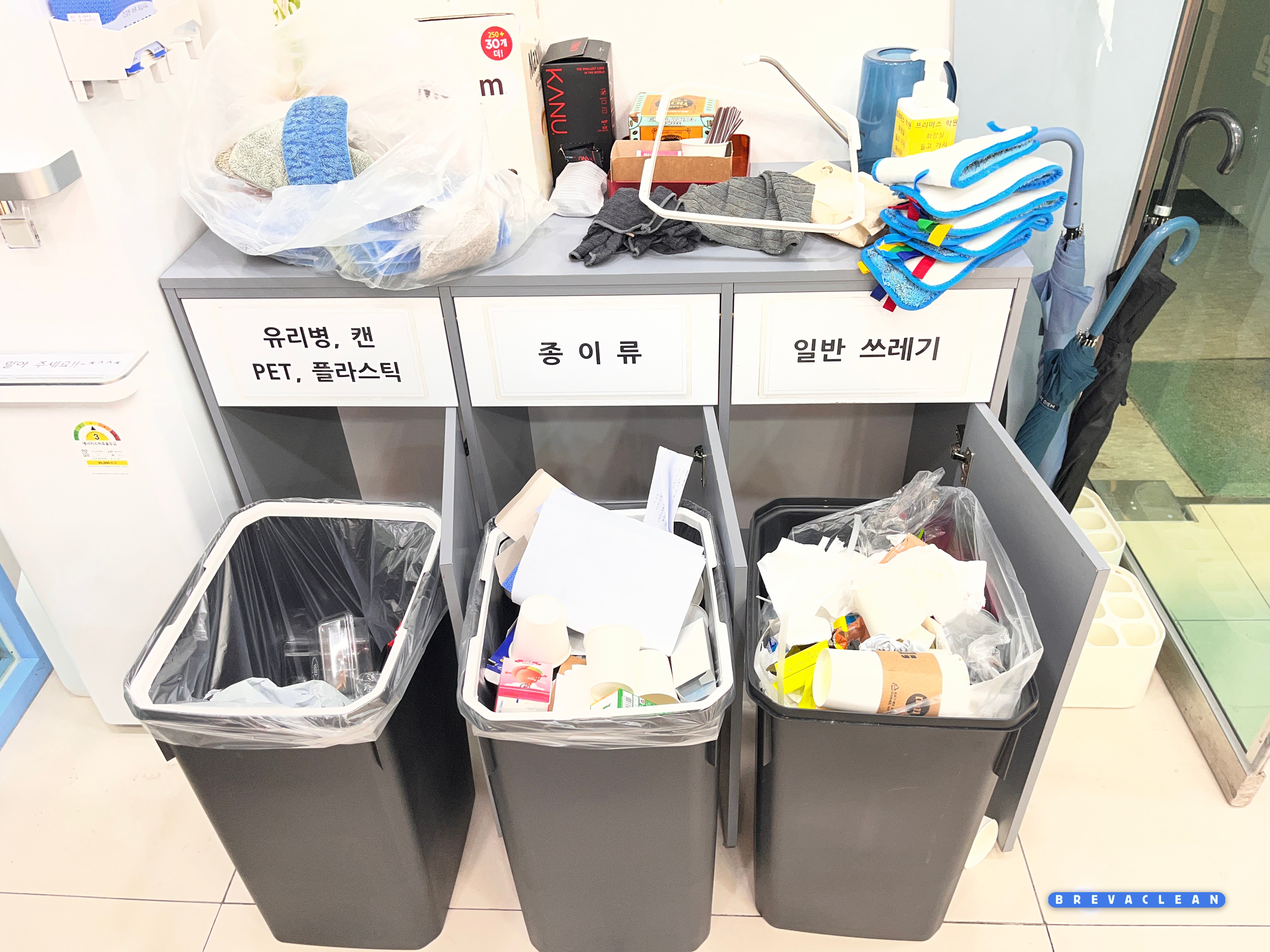 청소 전 정리되지 않은 분리수거함