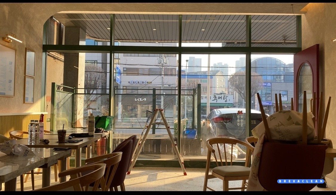 청소 전 실내에서 바깥을 내다본 뿌연 시야