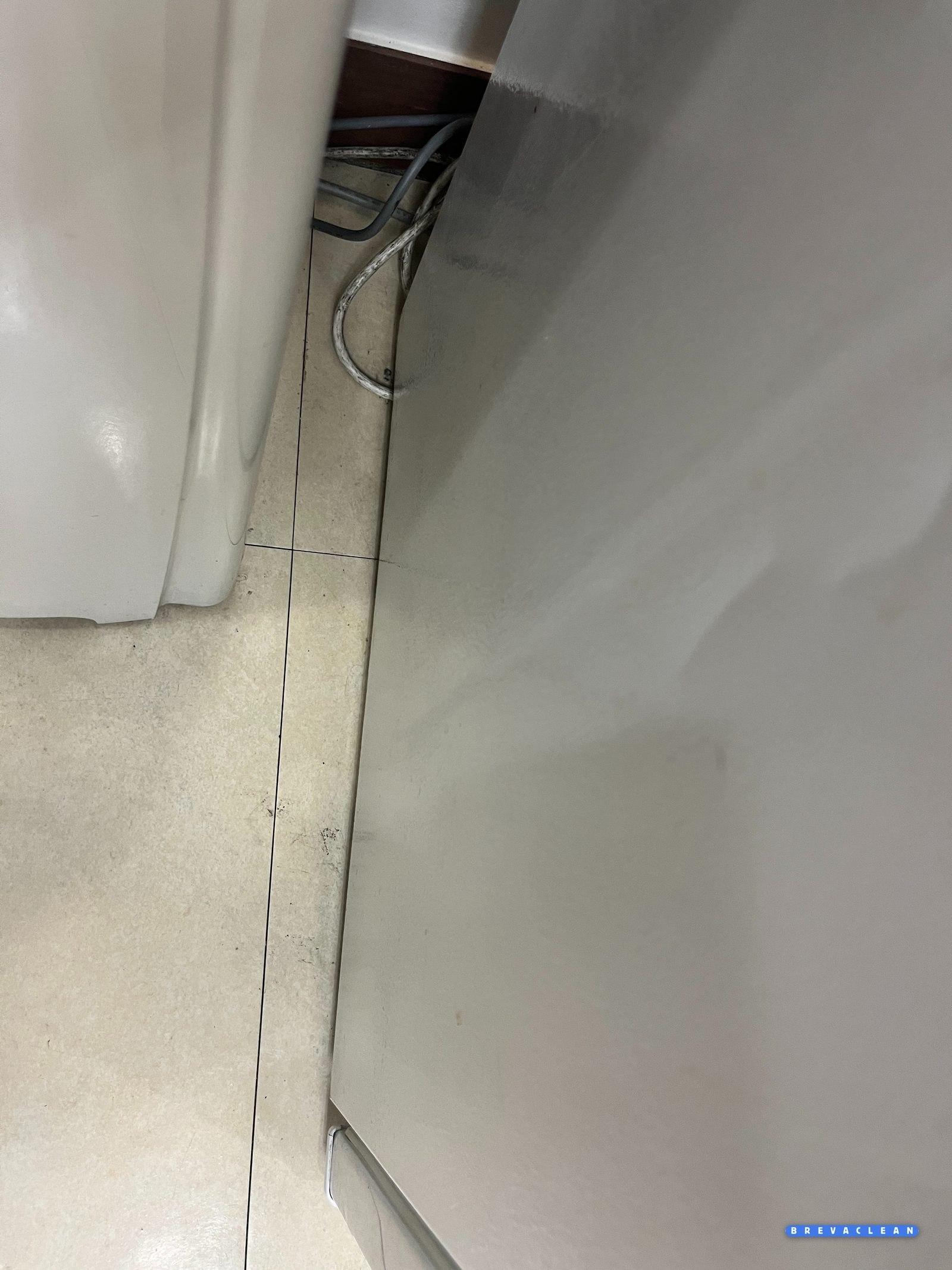먼지를 걷어낸 냉장고 옆 바닥, 청소 후