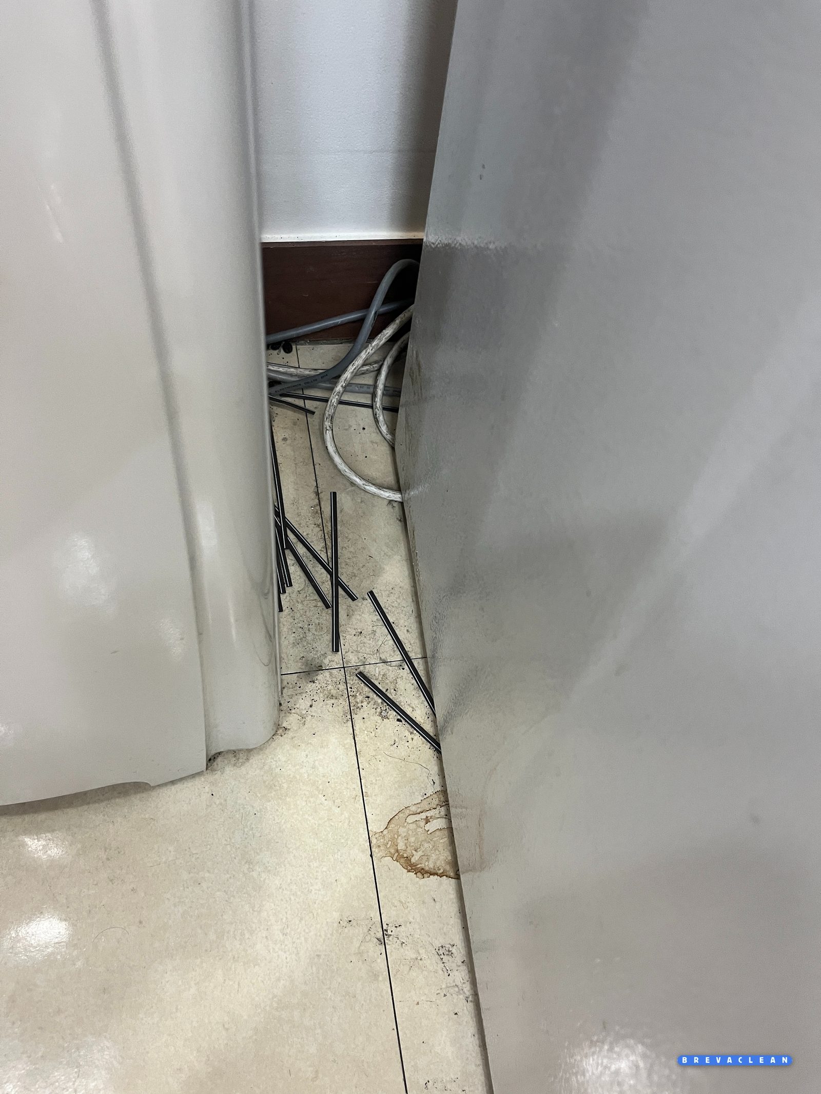 전선 사이로 먼지가 쌓인 냉장고 옆 바닥, 청소 전