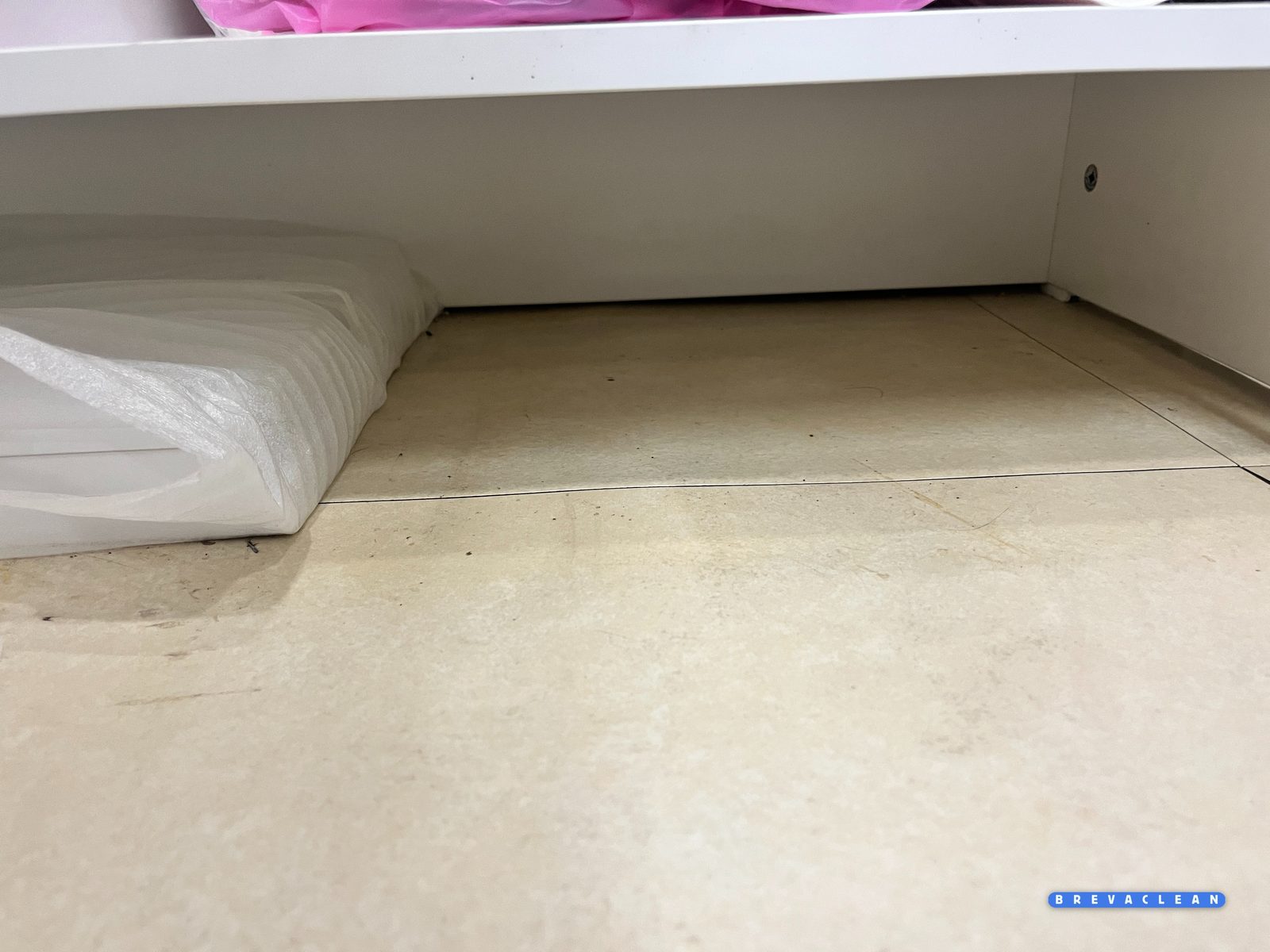 같은 수납장 밑을 닦아낸 뒤의 바닥