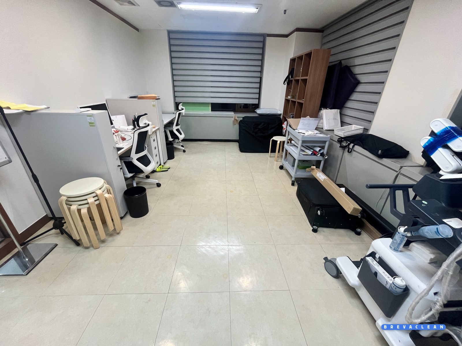 마포구 도화동 학회 사무 공간, 파티션 책상과 실습 장비가 놓인 모습