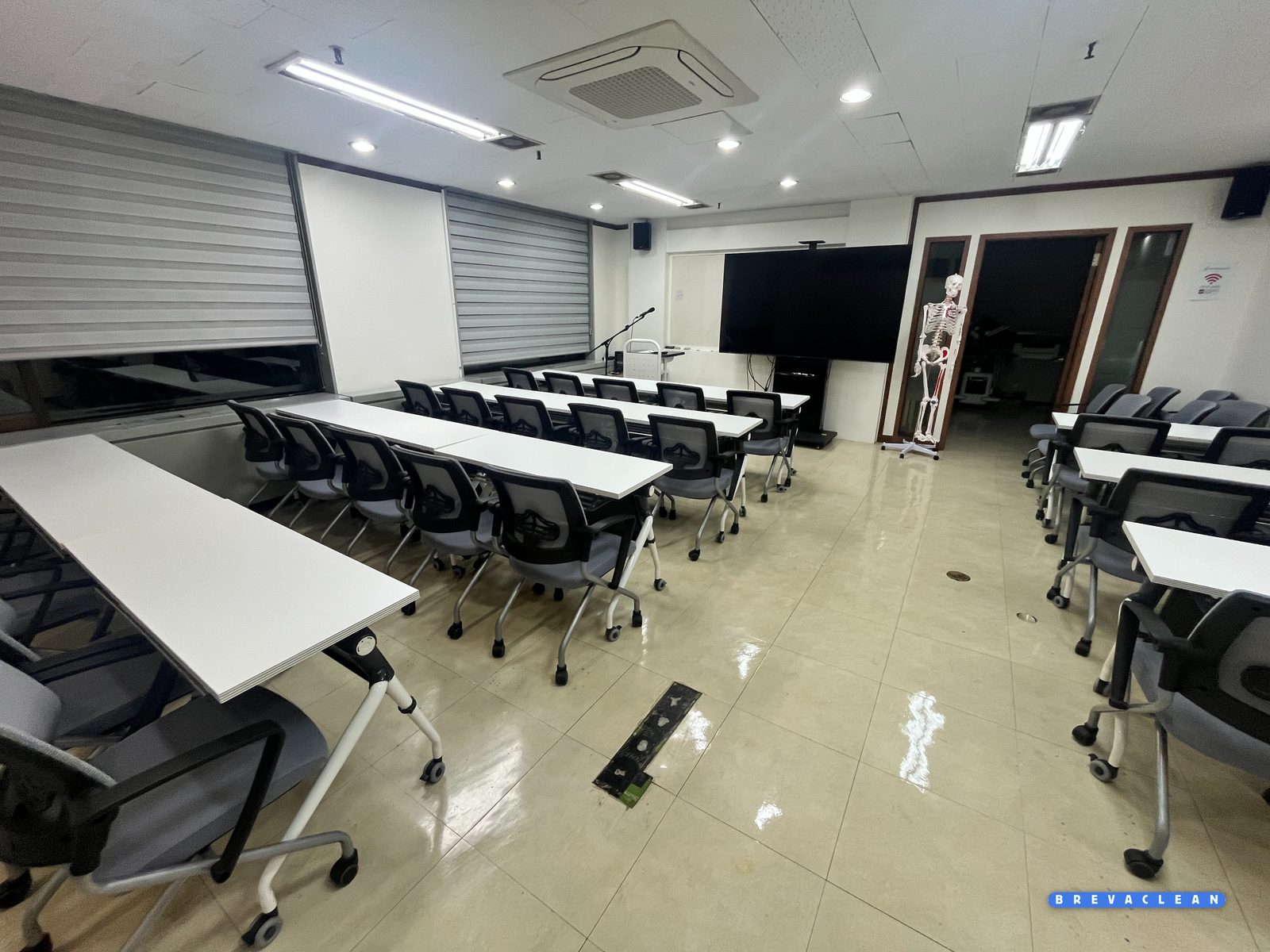 마포구 도화동 세미나실 청소 후, 책상과 의자가 줄 맞춰 정돈된 모습