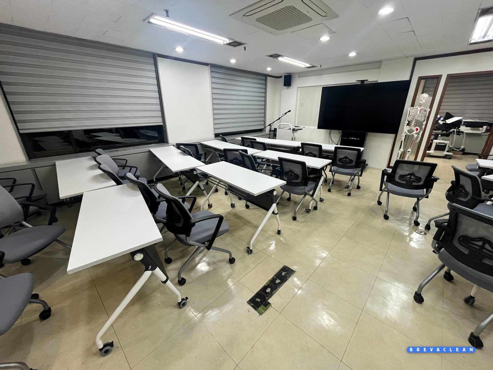 마포구 도화동 세미나실 청소 전, 책상과 의자가 흐트러진 모습