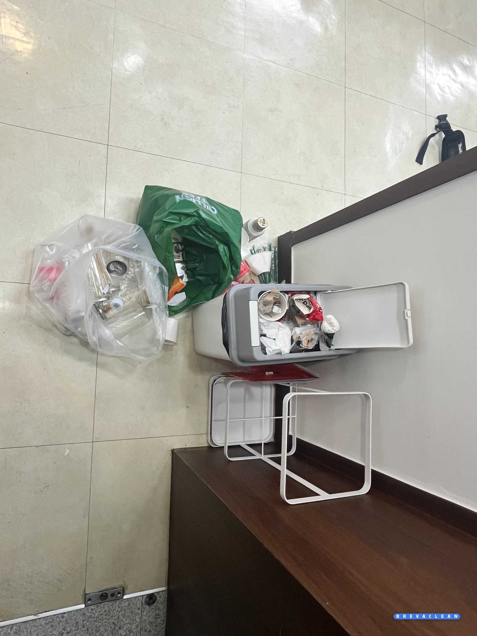 마포구 도화동 사무실 쓰레기통 정리 전, 봉지와 물품이 흩어진 모습