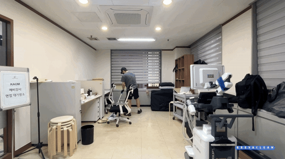 마포구 도화동 사무실청소, 물걸레로 습식청소를 진행하는 모습
