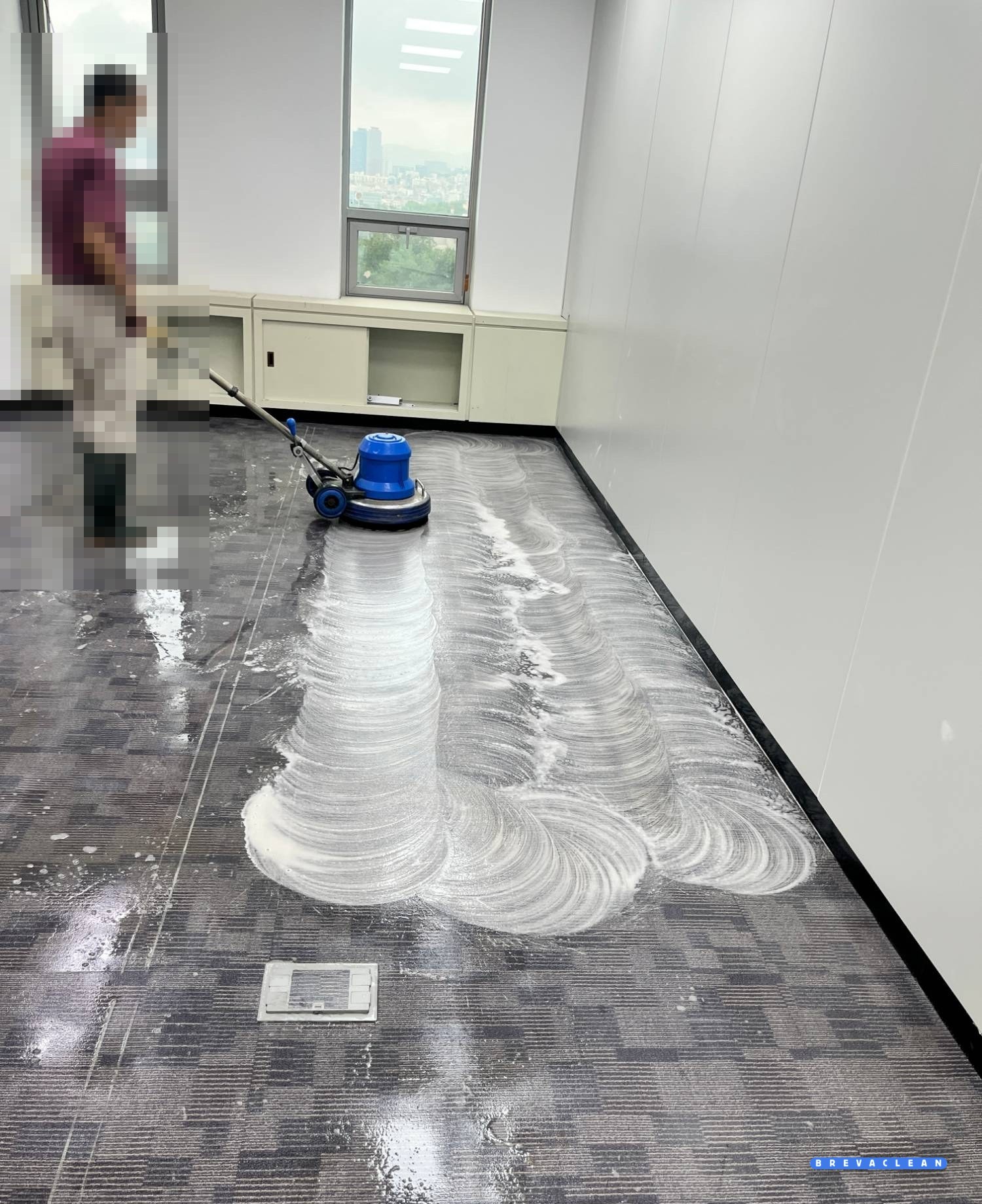 전용 장비로 바닥을 세정하는 모습