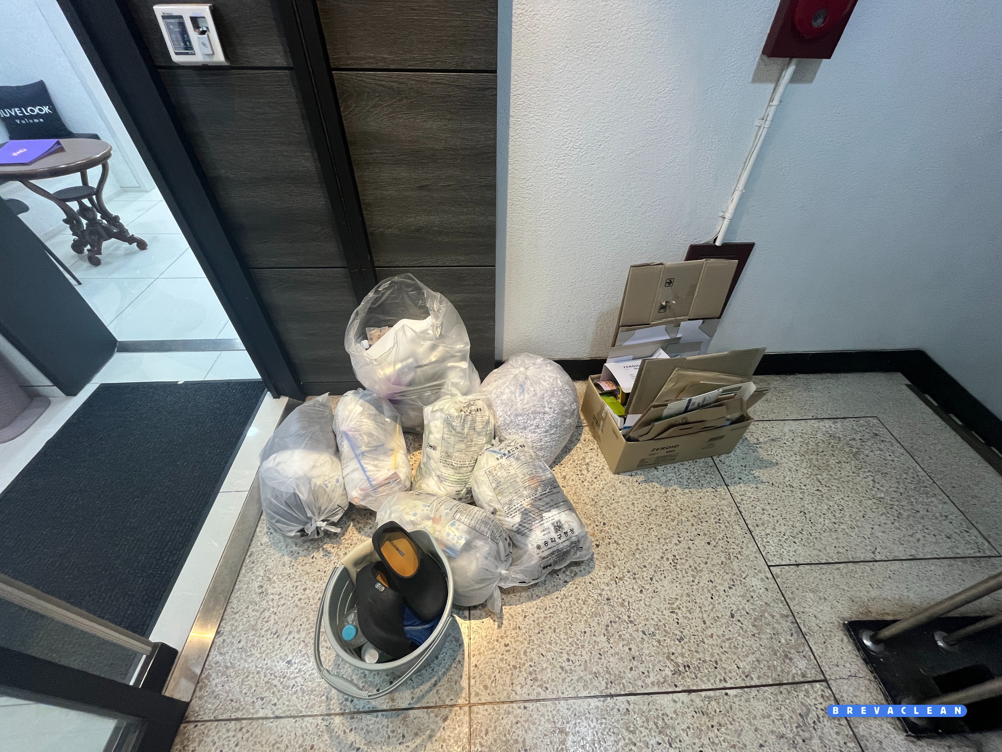 피부과 곳곳에서 수거해 입구에 모아 둔 쓰레기봉투와 재활용 상자