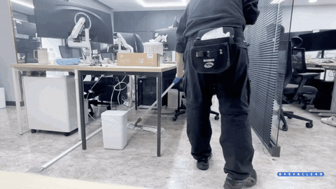 Breva Clean 작업자가 책상 아래를 꼼꼼하게 닦는 모습