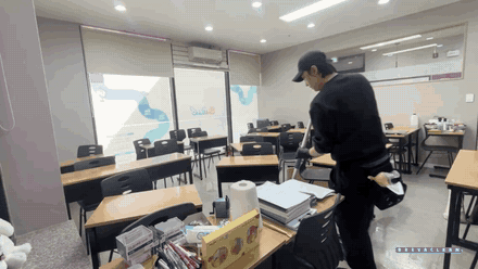 학원 교실에서 책상과 바닥을 순서대로 작업하는 모습