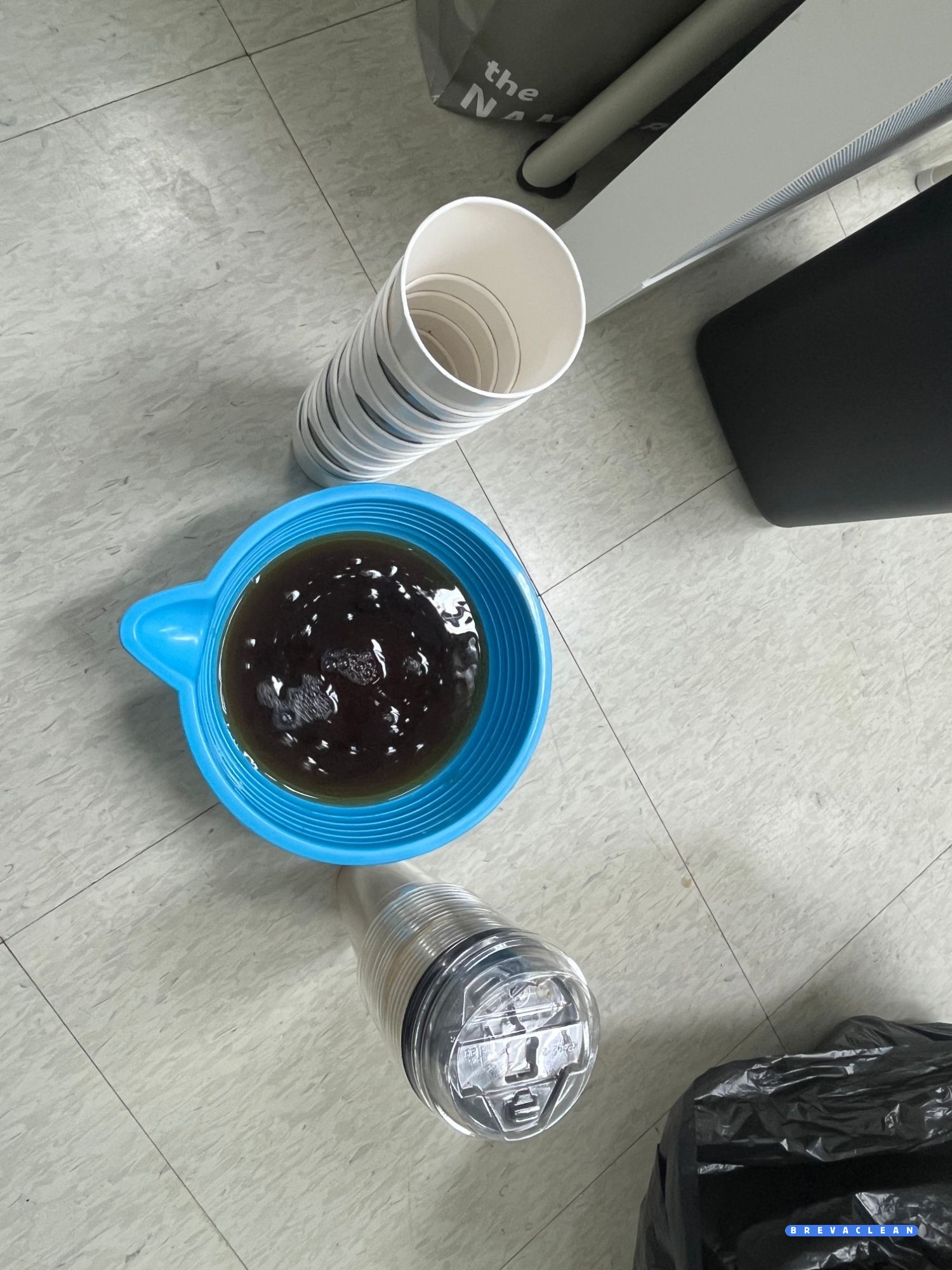 컵에서 따라 모은 커피 찌꺼기와 겹쳐 정리한 일회용 컵