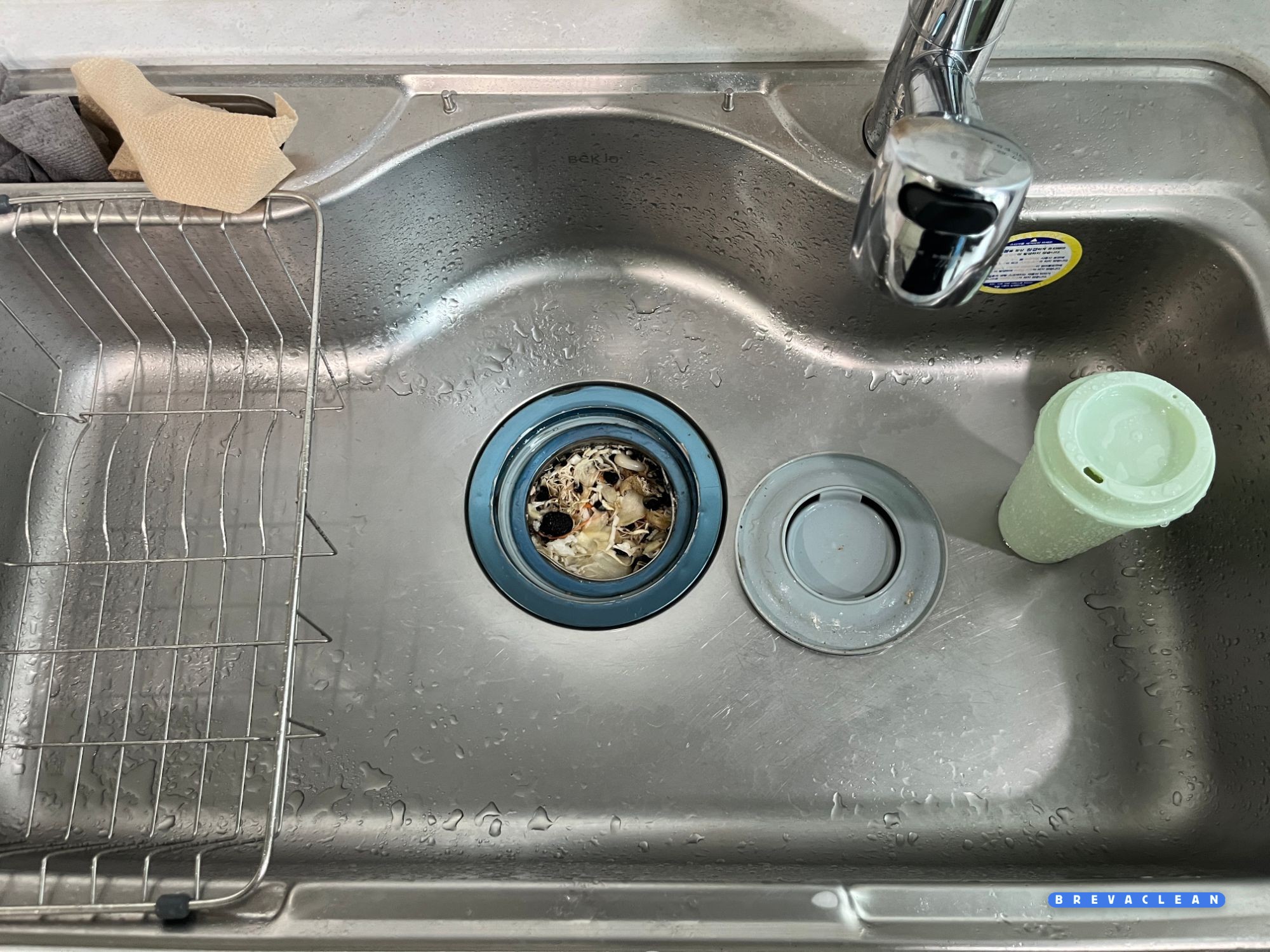 음식물 찌꺼기가 쌓인 탕비실 싱크대 배수구 거름망