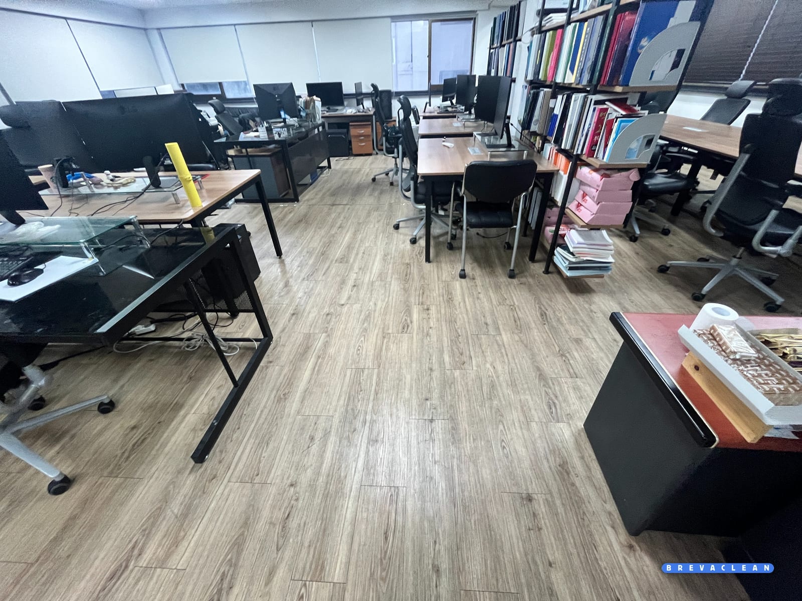 청소 전 사당동 사무실 책상 사이 바닥 통로
