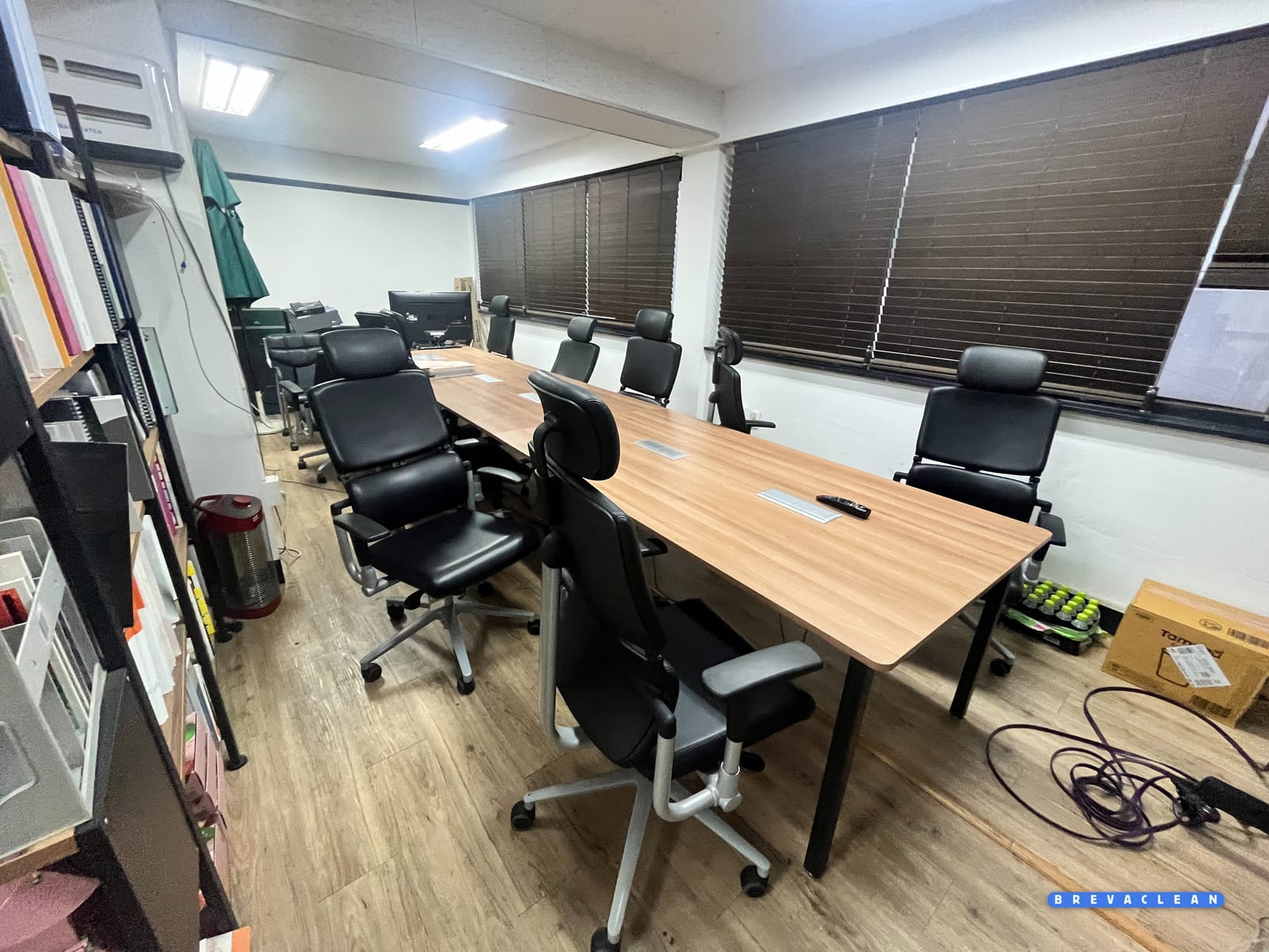 청소 전 우드블라인드가 내려진 사당동 사무실 회의실