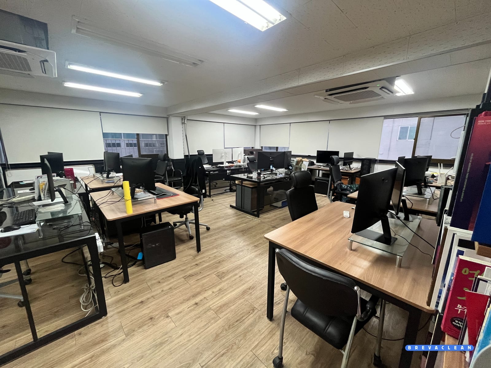 청소 전 롤스크린이 내려진 사당동 사무실 개방형 업무 공간