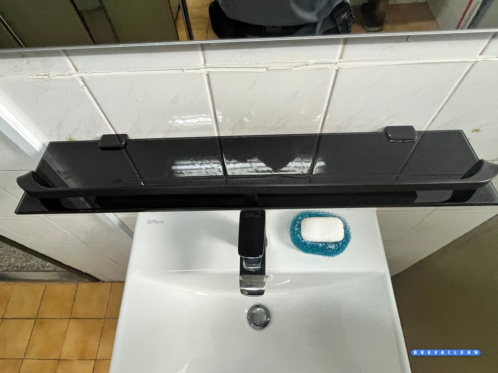 거울과 선반까지 정리된 사당동 사무실 화장실